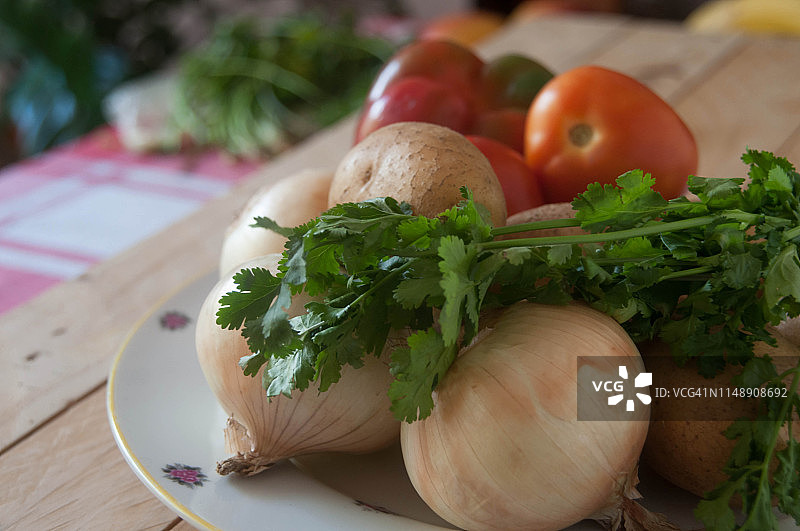 木桌上的蔬菜图片素材