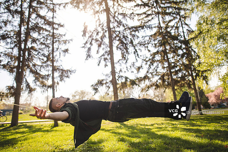 走扁带爱好者在户外走绳图片素材