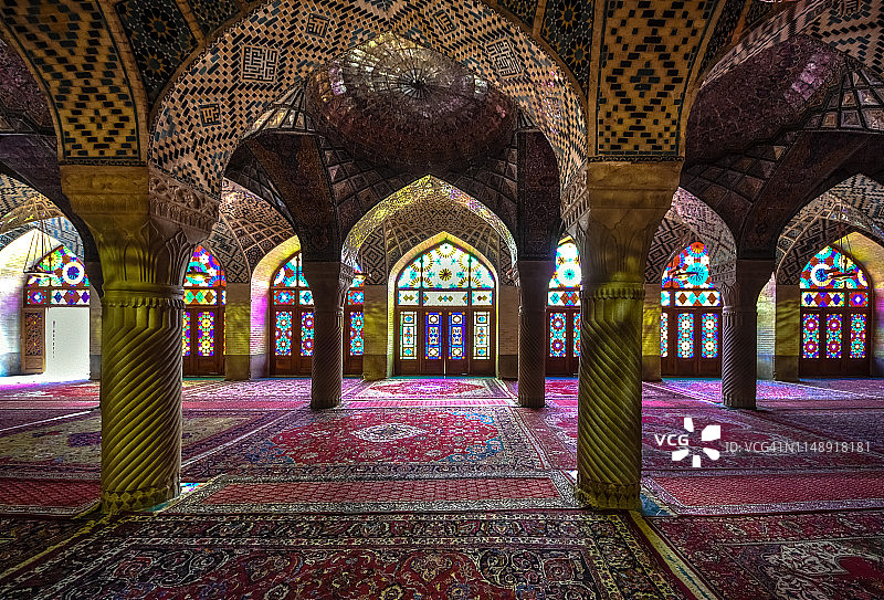 伊朗设拉子，莫克清真寺彩色玻璃光影细节图片素材