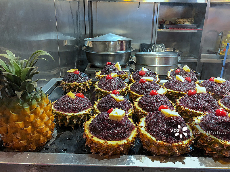 王府井小吃街的菠萝黑糯米图片素材