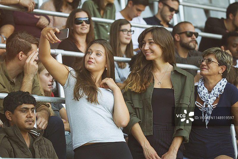 在足球比赛中自拍的女性朋友图片素材