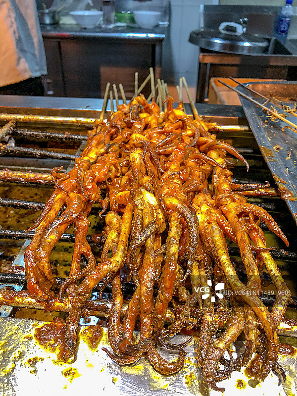 东华门夜市的章鱼小吃，中国街头美食图片素材