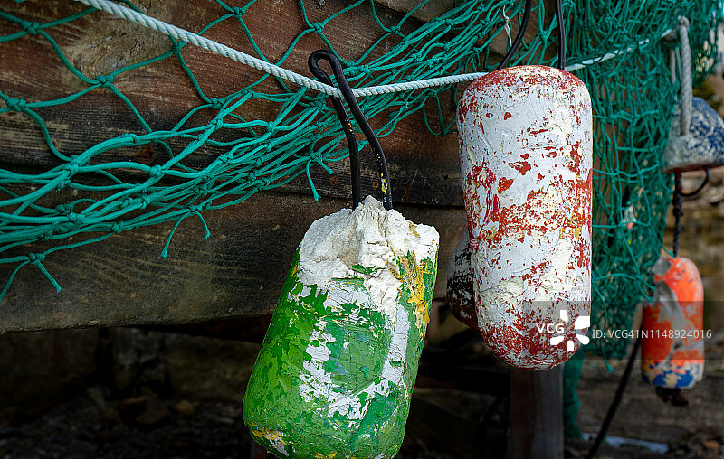 船边的彩色浮标和渔网图片素材