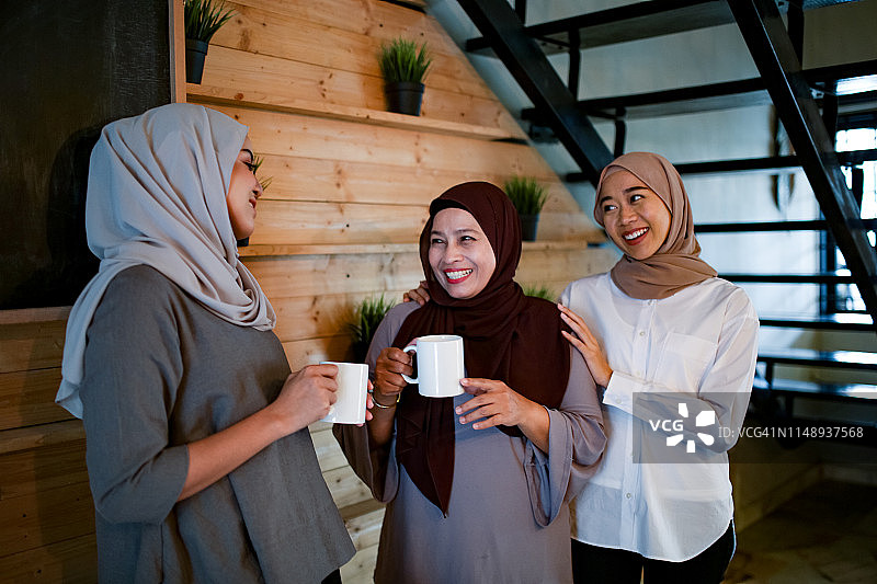 家庭成员微笑交谈图片素材