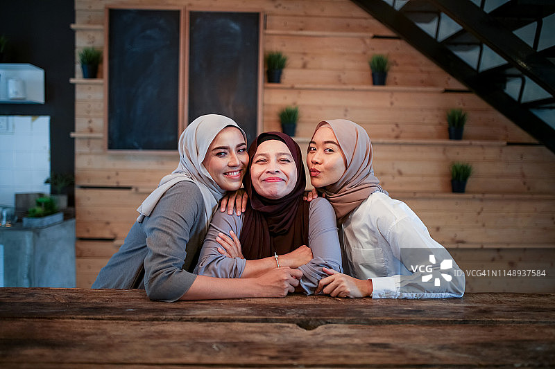 母亲和两个女儿面带微笑图片素材