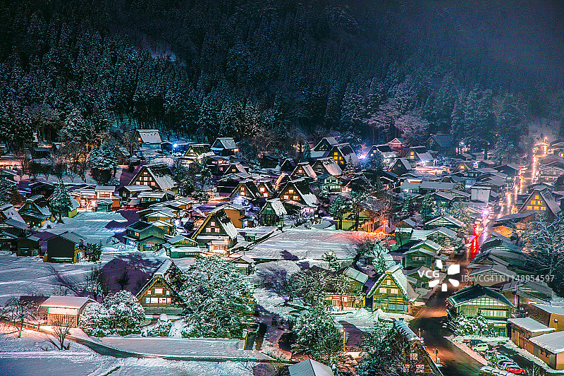 日本白川乡和五箇山的合掌村雪景图片素材
