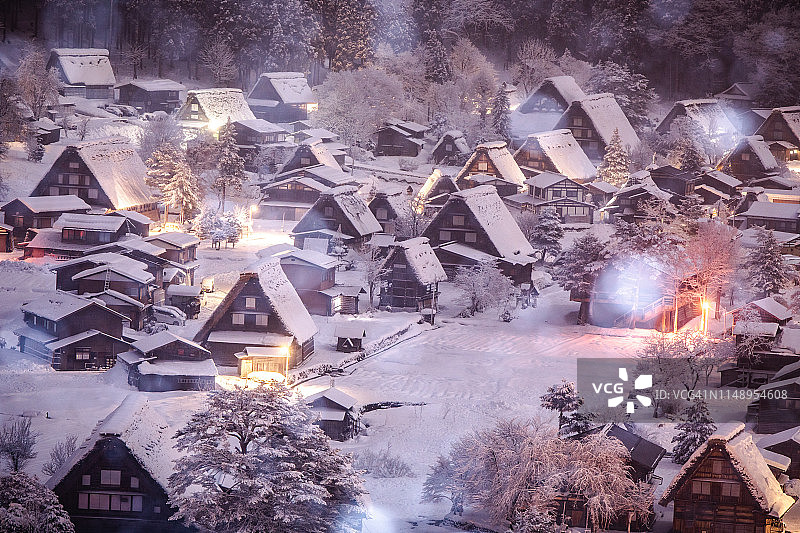 日本白川乡和五箇山的合掌村雪景图片素材