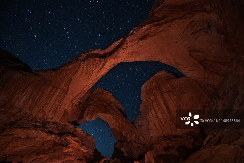 夜间双拱门图片素材