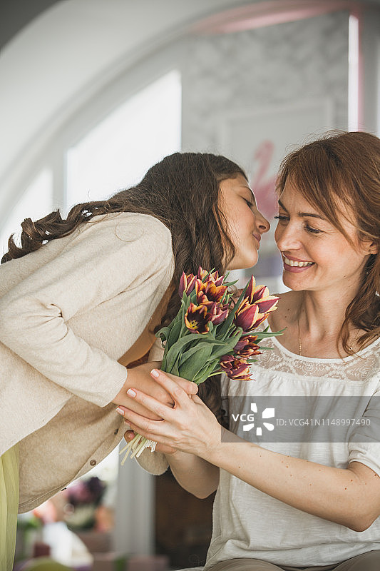 献给母亲的吻和郁金香花束图片素材