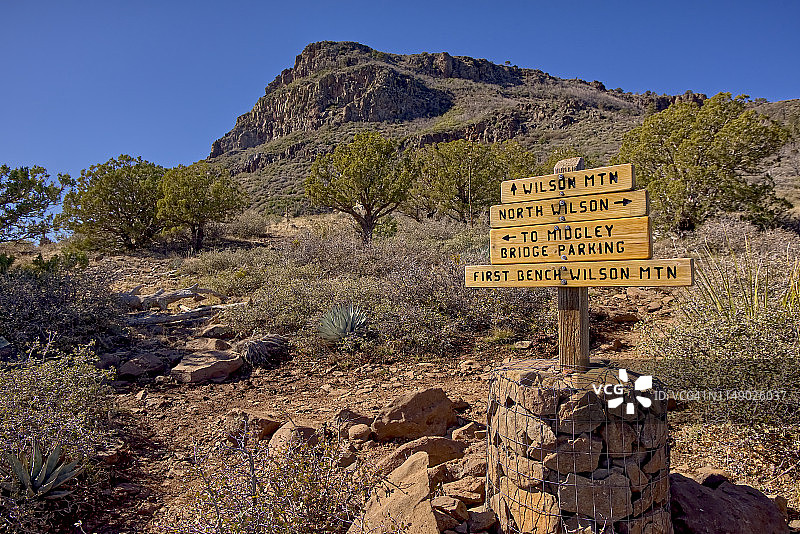 美国亚利桑那州塞多纳威尔逊山第一长椅小径交叉路口标志图片素材
