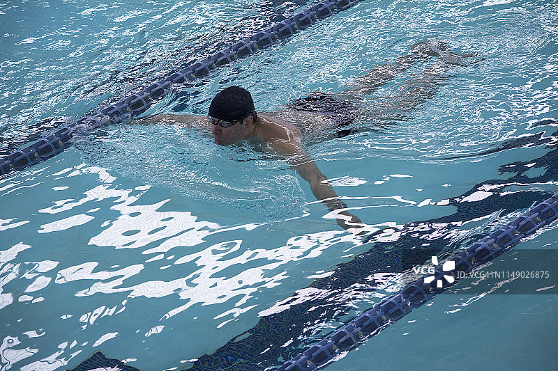 男人在游泳池里游泳图片素材