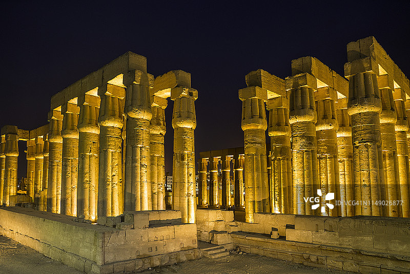 埃及卢克索阿蒙霍特普三世柱廊夜景图片素材