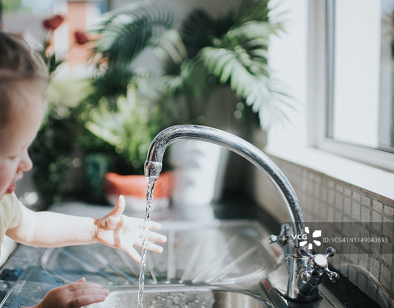 洗手的幼儿图片素材