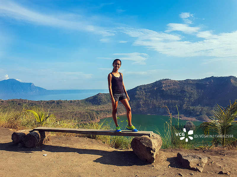 在菲律宾大雅台火山湖顶的女人图片素材