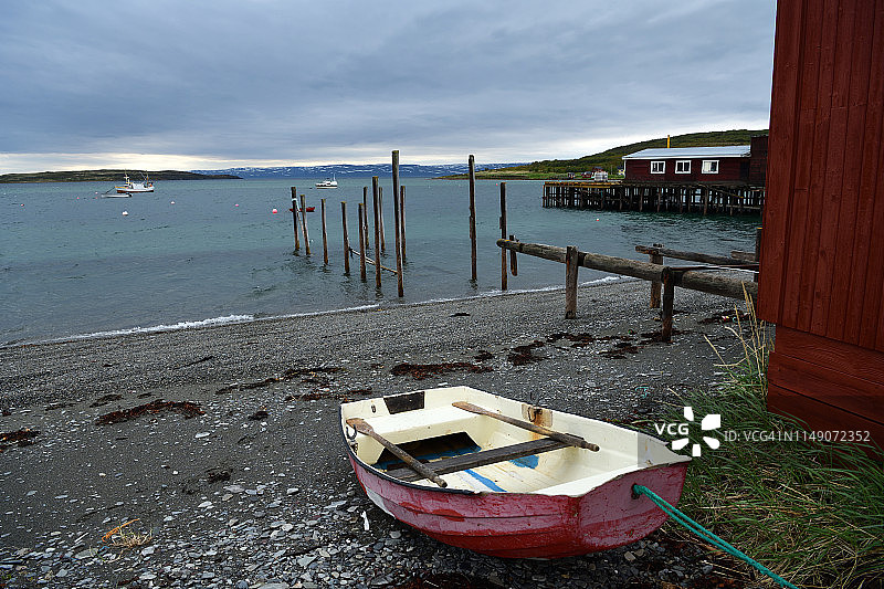 挪威北部勒贝斯比港口的一艘划艇图片素材