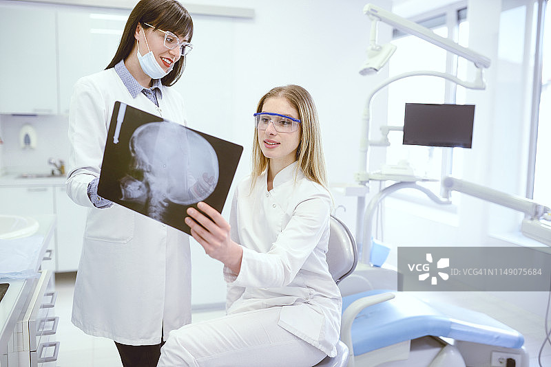 女牙医检查头部核磁共振扫描结果图片素材