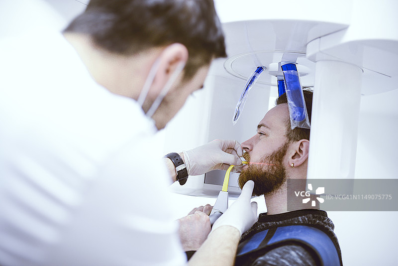 牙医扫描患者口腔图片素材