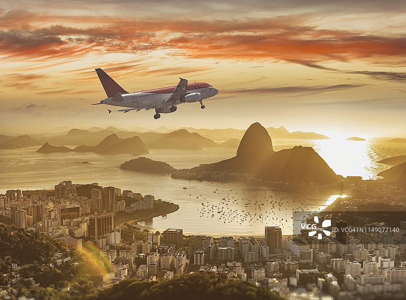 巴西里约热内卢：日出时飞机在面包山附近降落，可看到瓜纳巴拉湾图片素材
