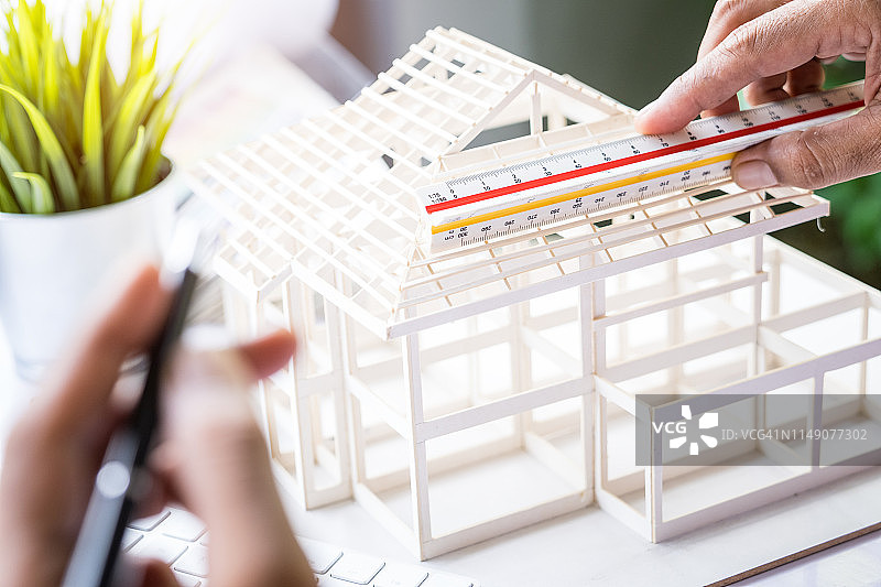 建筑师测量房屋模型图片素材
