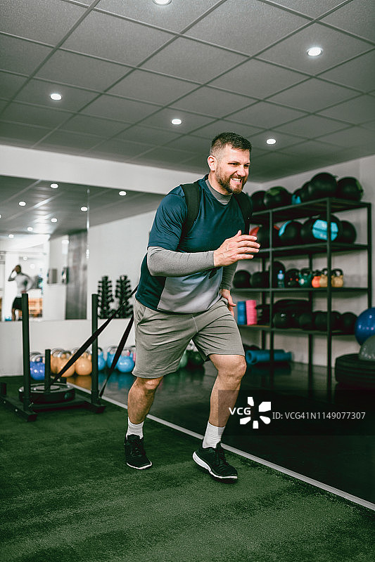 男运动员在锻炼过程中竭尽全力图片素材