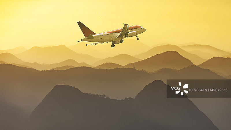 巴西里约热内卢瓜纳巴拉湾日出时的飞机起飞图片素材