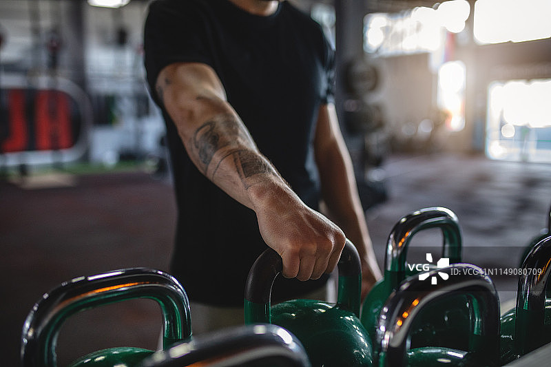 积极进取的运动员拿起壶铃图片素材