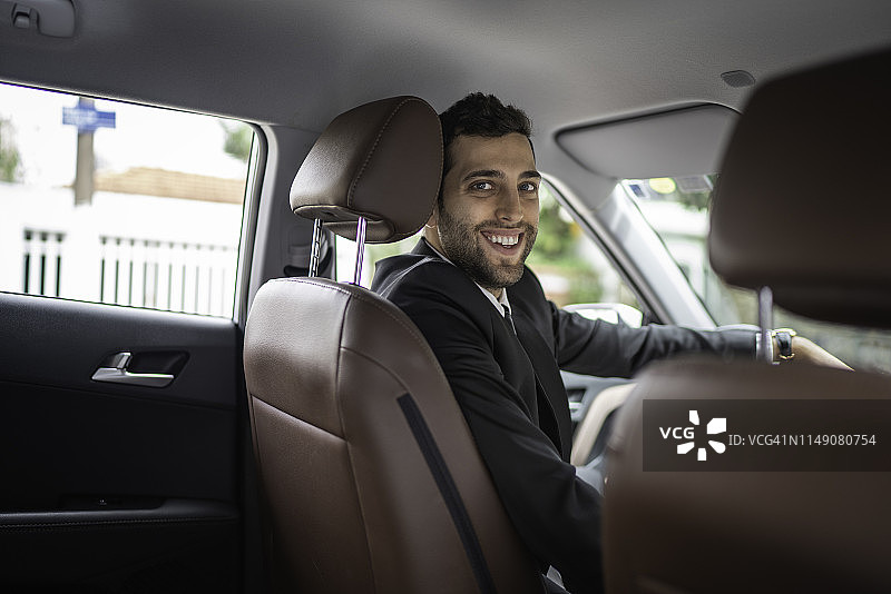 车内的男人看着后视摄像头图片素材