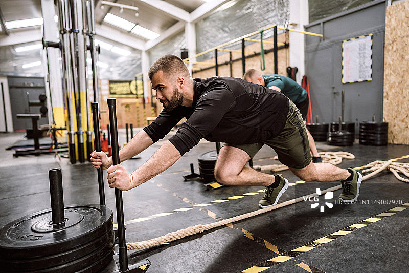 艰难的雪橇推进运动训练图片素材