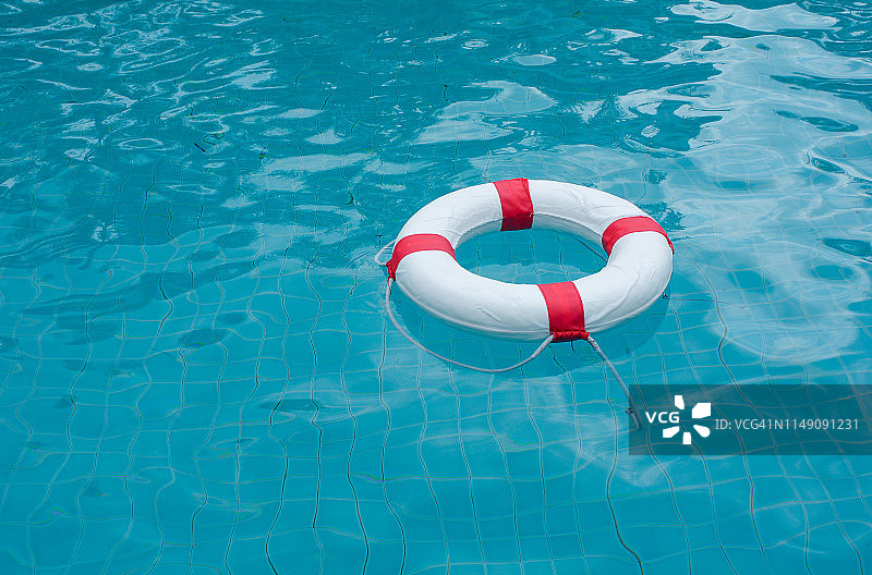 漂浮在清澈水池中的救生圈图片素材