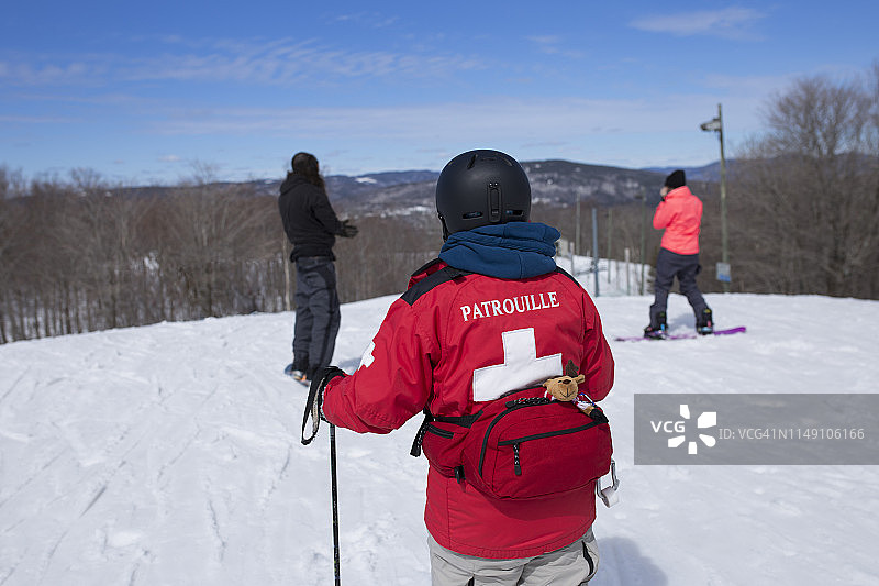 携带背包的滑雪巡逻急救队图片素材