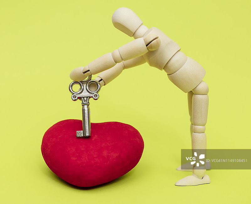 拿着小钥匙的模特。通往你心灵的钥匙图片素材