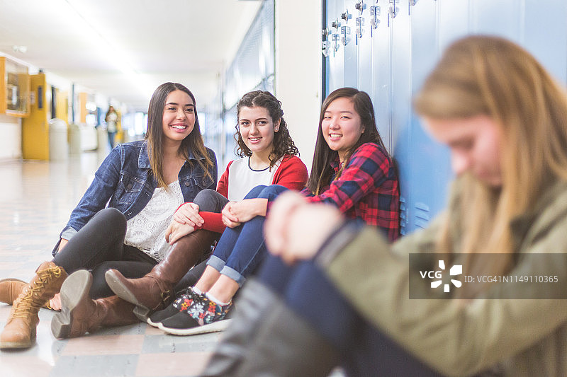 被其他女生欺负的高中女生图片素材