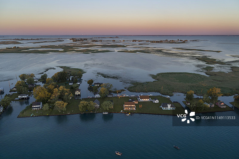 密歇根州圣克莱尔河口湿地中的房屋图片素材