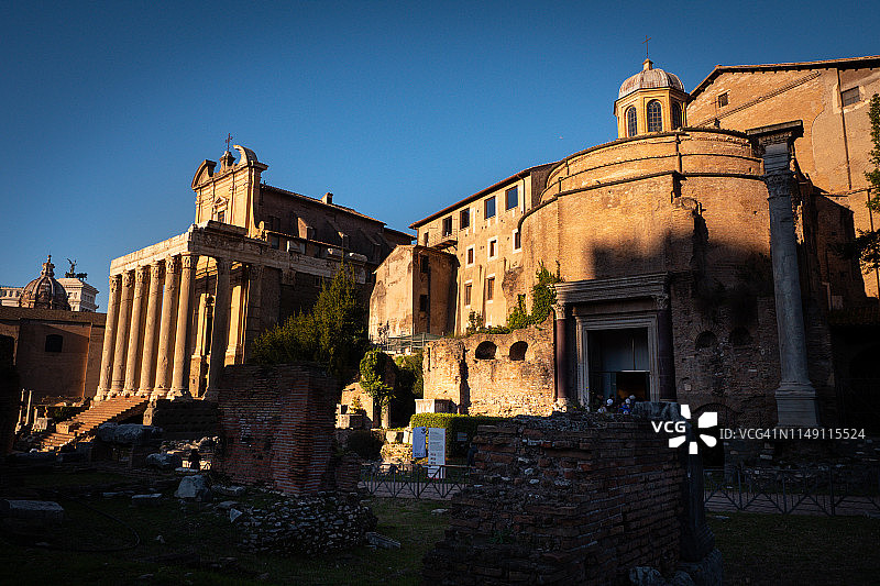古罗马广场的罗穆路斯神庙与安敦尼和浮士提那神庙景观图片素材