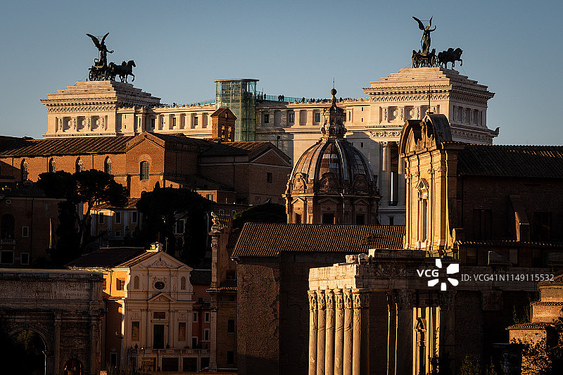 与古罗马广场形成对比的现代建筑图片素材