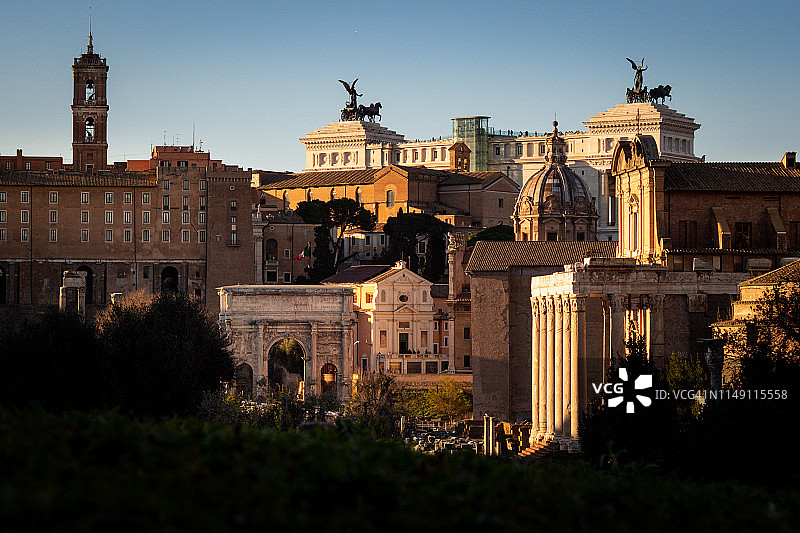 与古罗马广场形成对比的现代建筑图片素材