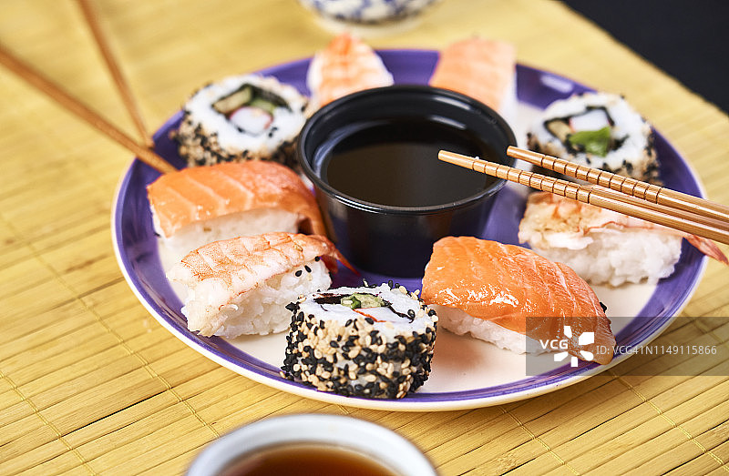 各种寿司，搭配芥末、生姜和深色碗装酱油图片素材