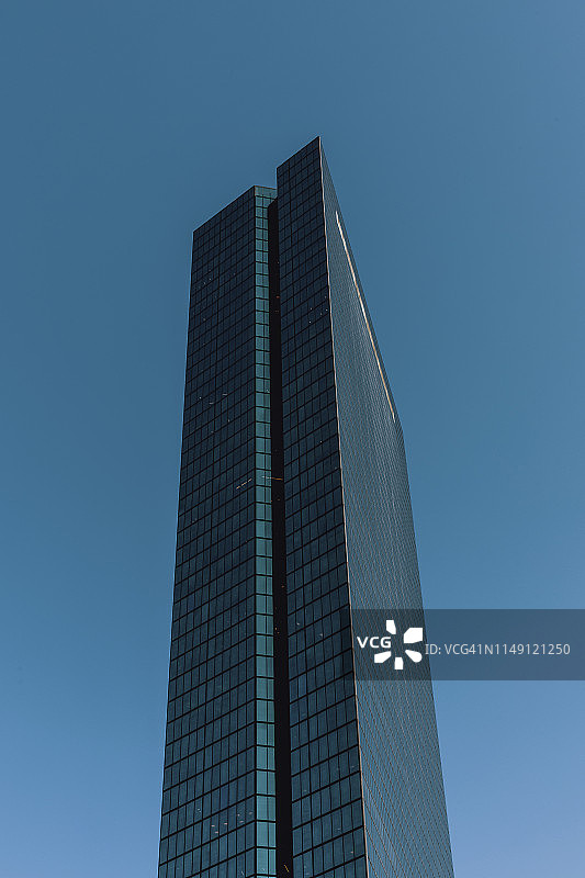 200克拉伦登高瘦未来主义玻璃高层建筑图片素材