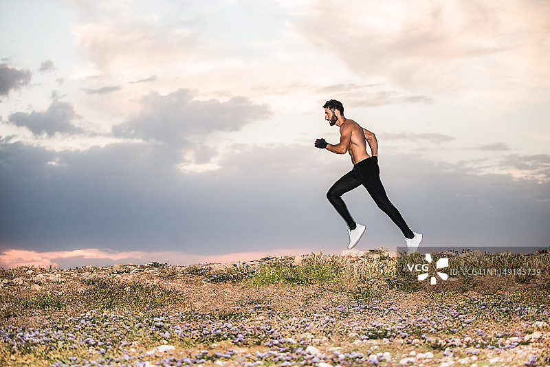 在户外跑步的健壮男人图片素材