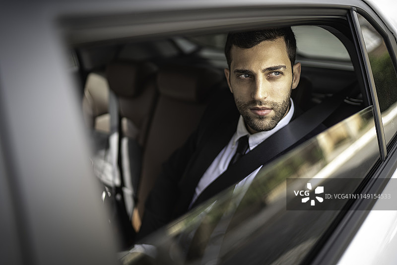 乘客望着车窗外沉思图片素材