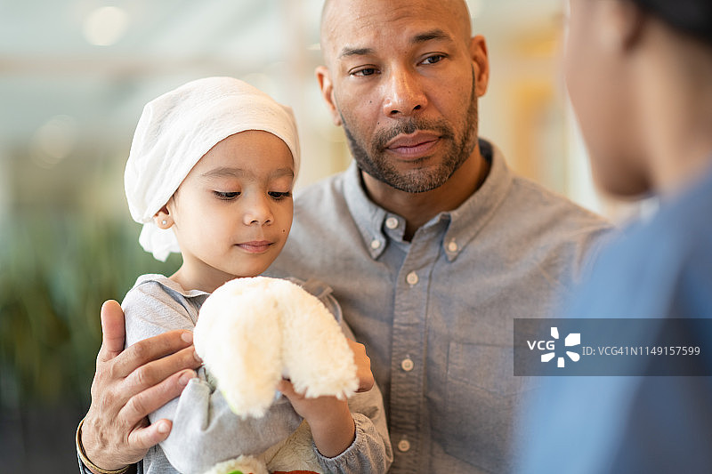 白血病儿童和父亲看医生图片素材