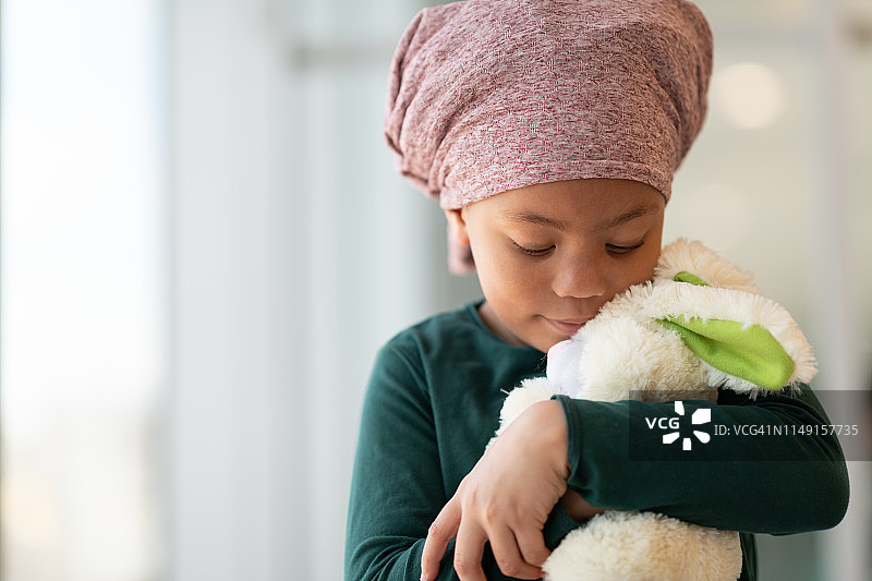 患有癌症的年轻少数民族女孩肖像图片素材