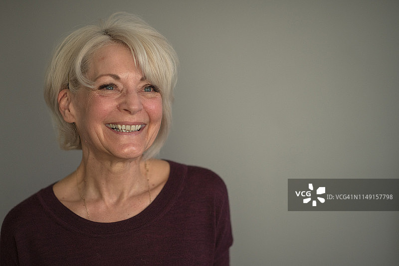微笑的年长女性图片素材