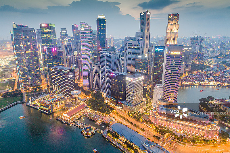鸟瞰图新加坡天际线和滨海湾全景，码头是新加坡的经济中心，这里有新加坡中心的所有建筑图片素材