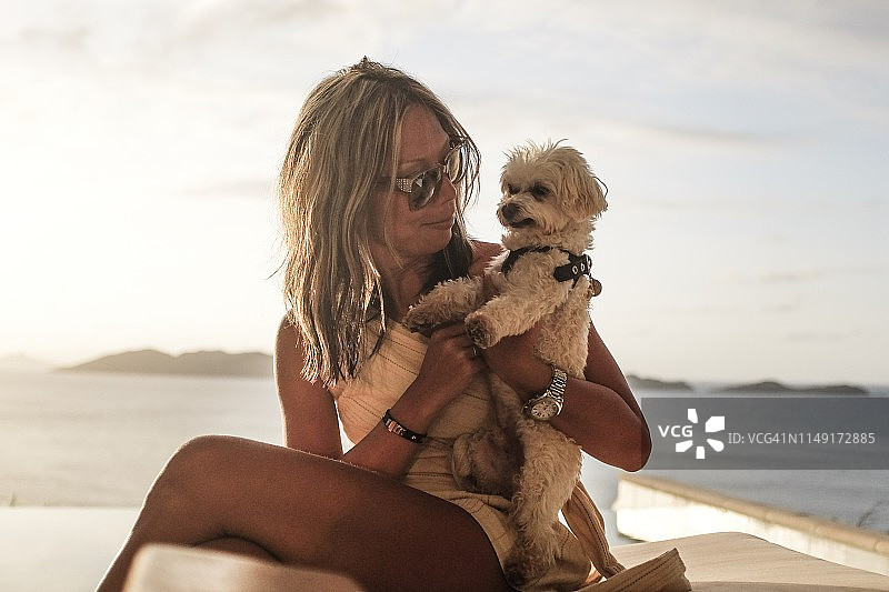 妈妈和小狗在一起图片素材