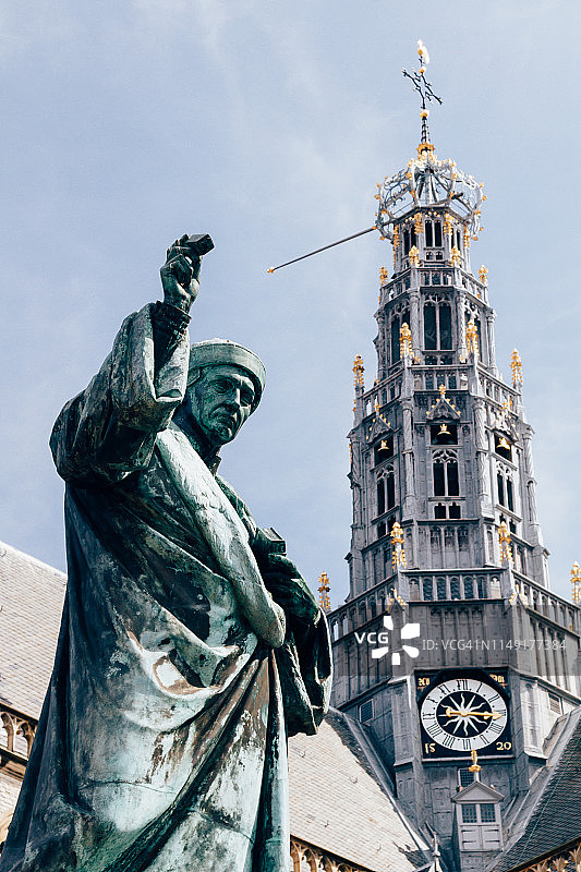 荷兰哈勒姆圣巴夫大教堂外的劳伦斯·扬松·科斯特雕像图片素材