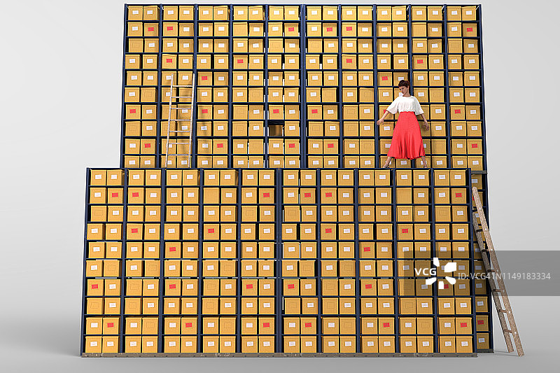 档案管理员搜索丢失的文件图片素材