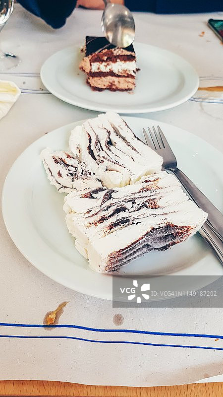 在餐厅吃冰巧克力蛋糕图片素材