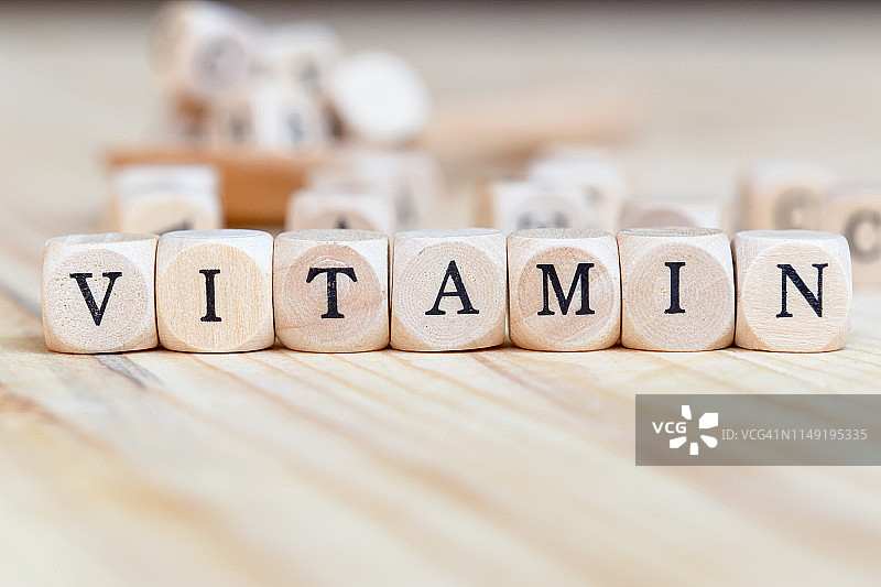 维生素字母木块特写，健康概念图片素材
