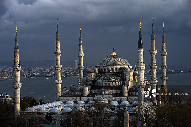 土耳其伊斯坦布尔苏丹艾哈迈德清真寺（蓝色清真寺）的壮丽日落图片素材